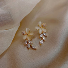 Load image into Gallery viewer, Exquisite Petal Stud Earrings